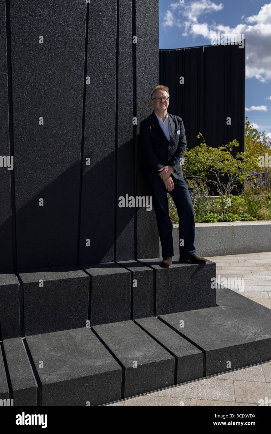 L'artiste glaswegien Nathan Coley sur Bazalgette Embankment, place flottante de 1,5 hectares de terres récupérées dissimulant le « super égout » londonien de 4,6 milliards de livres sterling, Londres, Royaume-Uni Banque D'Images