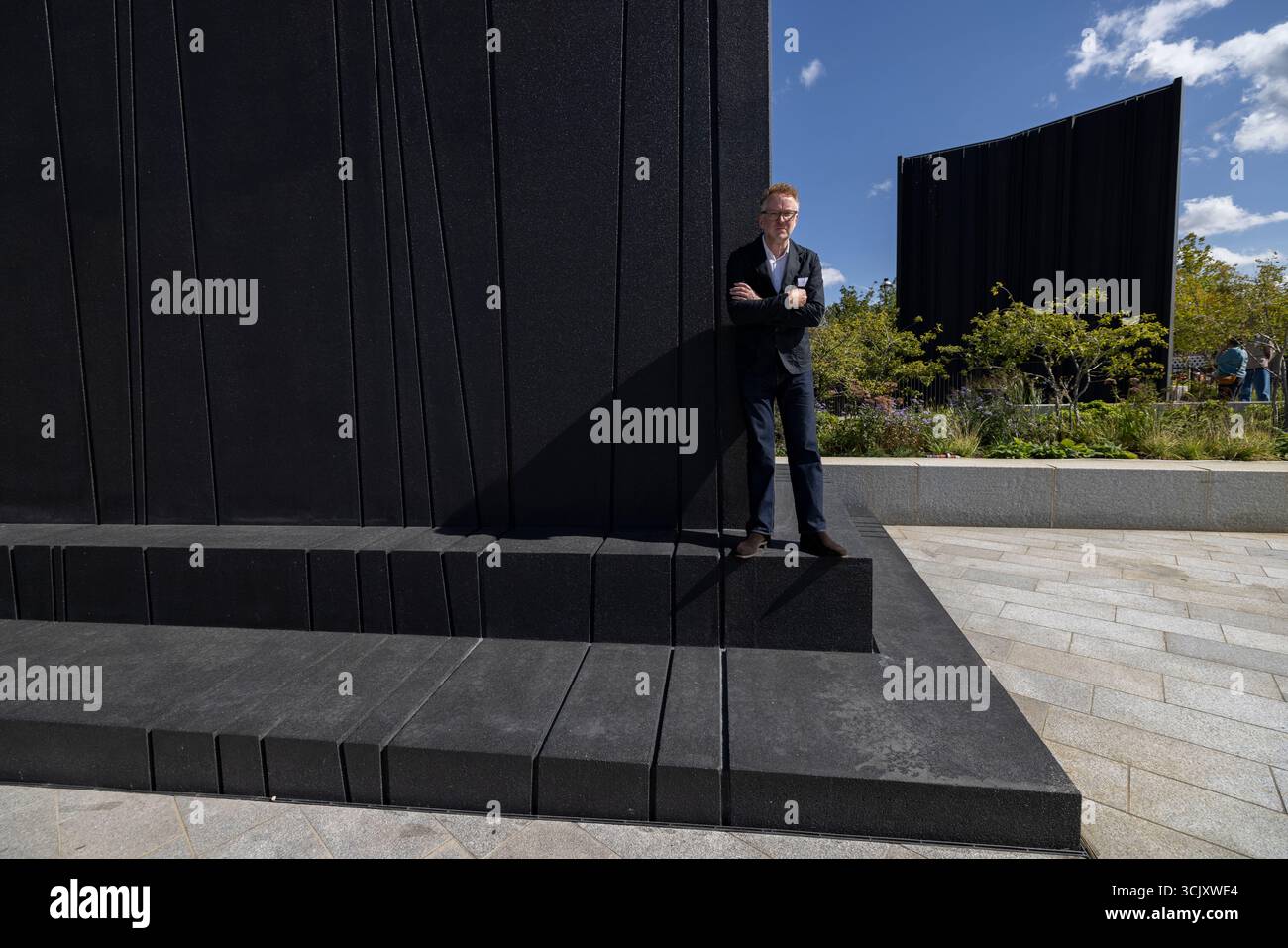 L'artiste glaswegien Nathan Coley sur Bazalgette Embankment, place flottante de 1,5 hectares de terres récupérées dissimulant le « super égout » londonien de 4,6 milliards de livres sterling, Londres, Royaume-Uni Banque D'Images