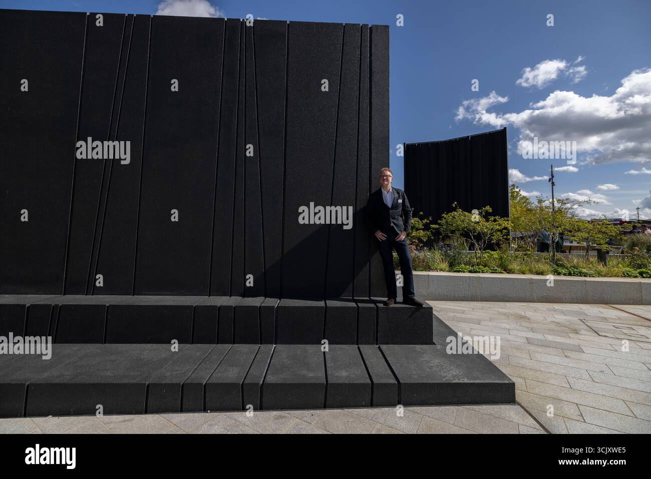 L'artiste glaswegien Nathan Coley sur Bazalgette Embankment, place flottante de 1,5 hectares de terres récupérées dissimulant le « super égout » londonien de 4,6 milliards de livres sterling, Londres, Royaume-Uni Banque D'Images