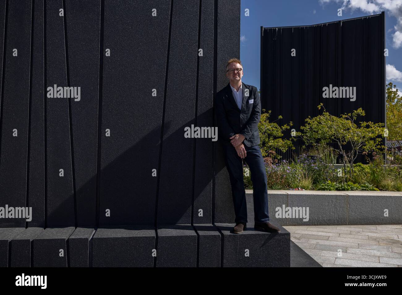 L'artiste glaswegien Nathan Coley sur Bazalgette Embankment, place flottante de 1,5 hectares de terres récupérées dissimulant le « super égout » londonien de 4,6 milliards de livres sterling, Londres, Royaume-Uni Banque D'Images