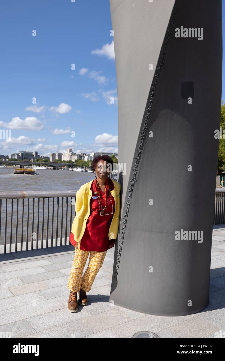 Dorothea Smartt a écrit de la poésie inscrite sur les colonnes de ventilation Bazalgette Embankment, place flottante de 1,5 acres cachant 4,6 milliards de livres sterling le « super égout » de Londres, Banque D'Images