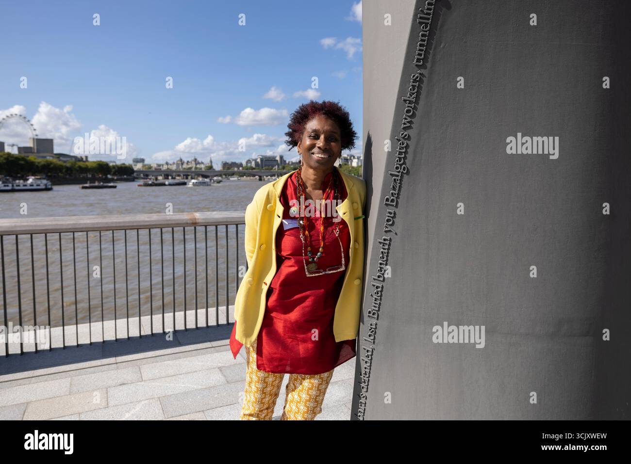 Dorothea Smartt a écrit de la poésie inscrite sur les colonnes de ventilation Bazalgette Embankment, place flottante de 1,5 acres cachant 4,6 milliards de livres sterling le « super égout » de Londres, Banque D'Images