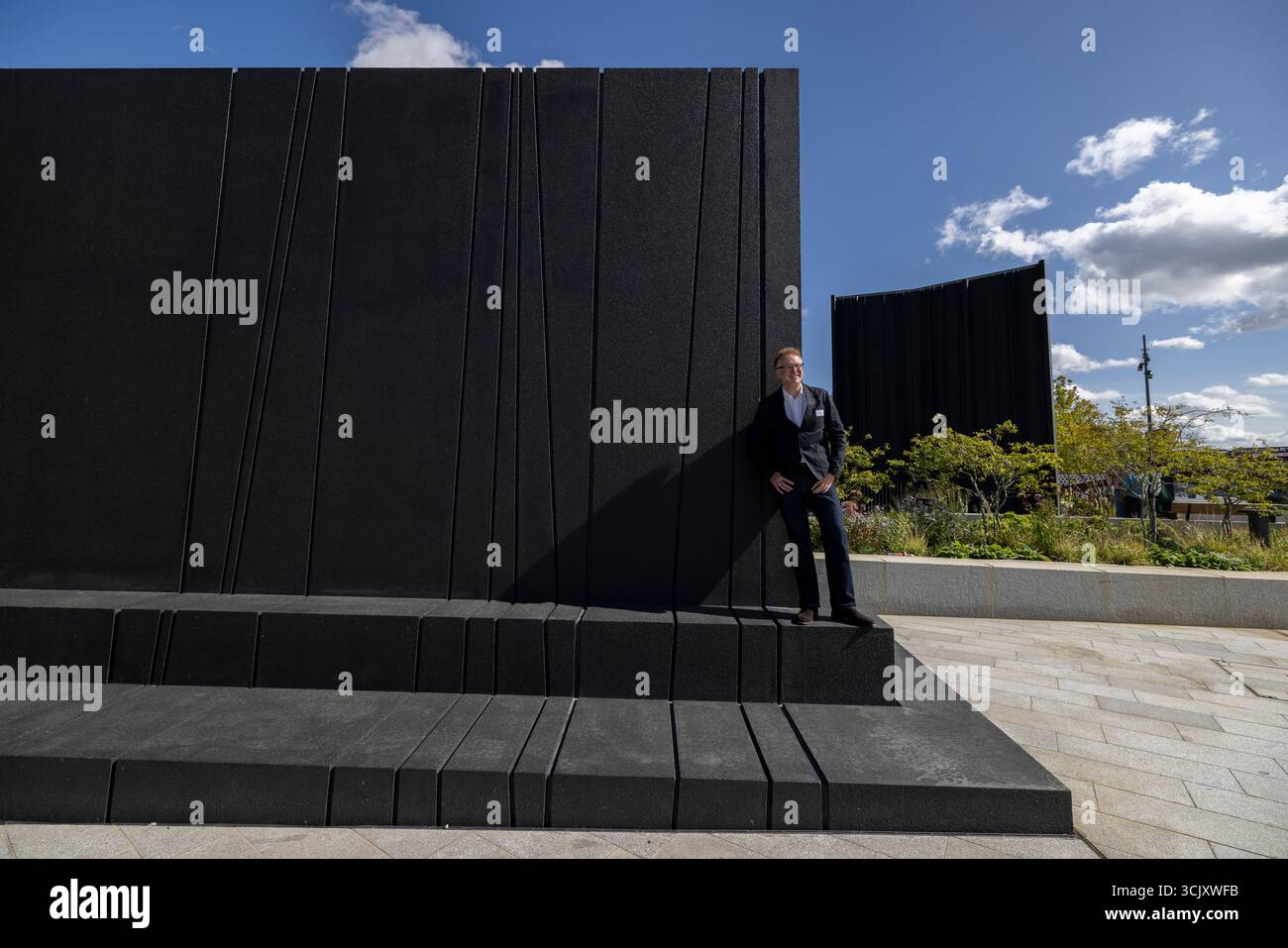 L'artiste glaswegien Nathan Coley sur Bazalgette Embankment, place flottante de 1,5 hectares de terres récupérées dissimulant le « super égout » londonien de 4,6 milliards de livres sterling, Londres, Royaume-Uni Banque D'Images