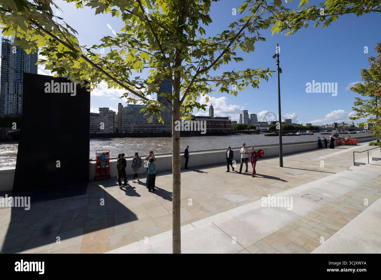 Bazalgette Embankment, place flottante de 1,5 hectares de terres récupérées dissimulant le « super égout » londonien de 4,6 milliards de livres sterling, à l'ouest de Blackfriars Bridge, dans le centre de Londres. Banque D'Images