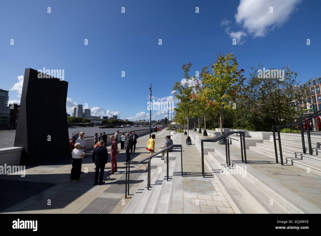 Bazalgette Embankment, place flottante de 1,5 hectares de terres récupérées dissimulant le « super égout » londonien de 4,6 milliards de livres sterling, à l'ouest de Blackfriars Bridge, dans le centre de Londres. Banque D'Images