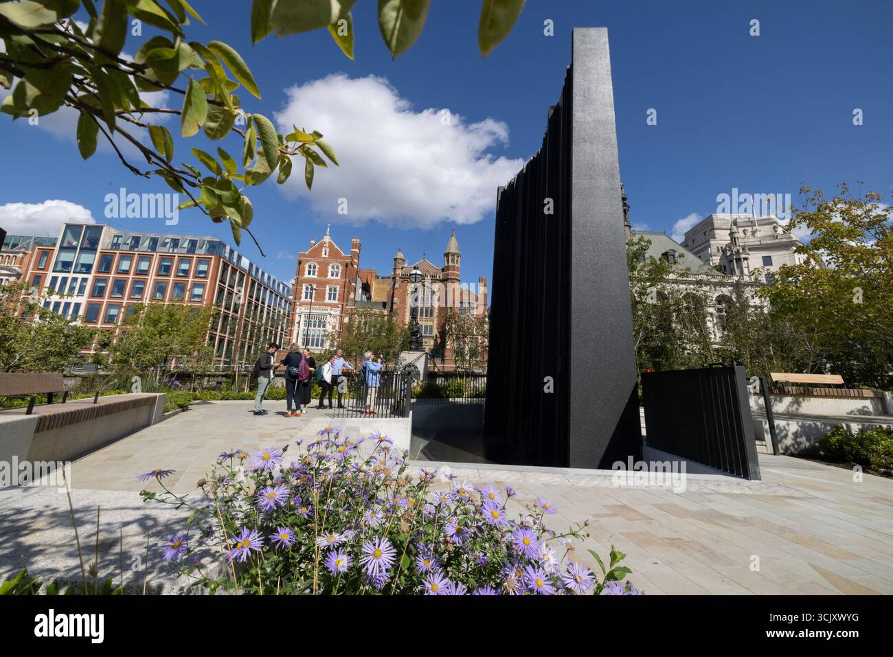 Bazalgette Embankment, place flottante de 1,5 hectares de terres récupérées dissimulant le « super égout » londonien de 4,6 milliards de livres sterling, à l'ouest de Blackfriars Bridge, dans le centre de Londres. Banque D'Images