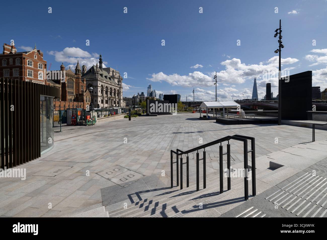 Bazalgette Embankment, place flottante de 1,5 hectares de terres récupérées dissimulant le « super égout » londonien de 4,6 milliards de livres sterling, à l'ouest de Blackfriars Bridge, dans le centre de Londres. Banque D'Images