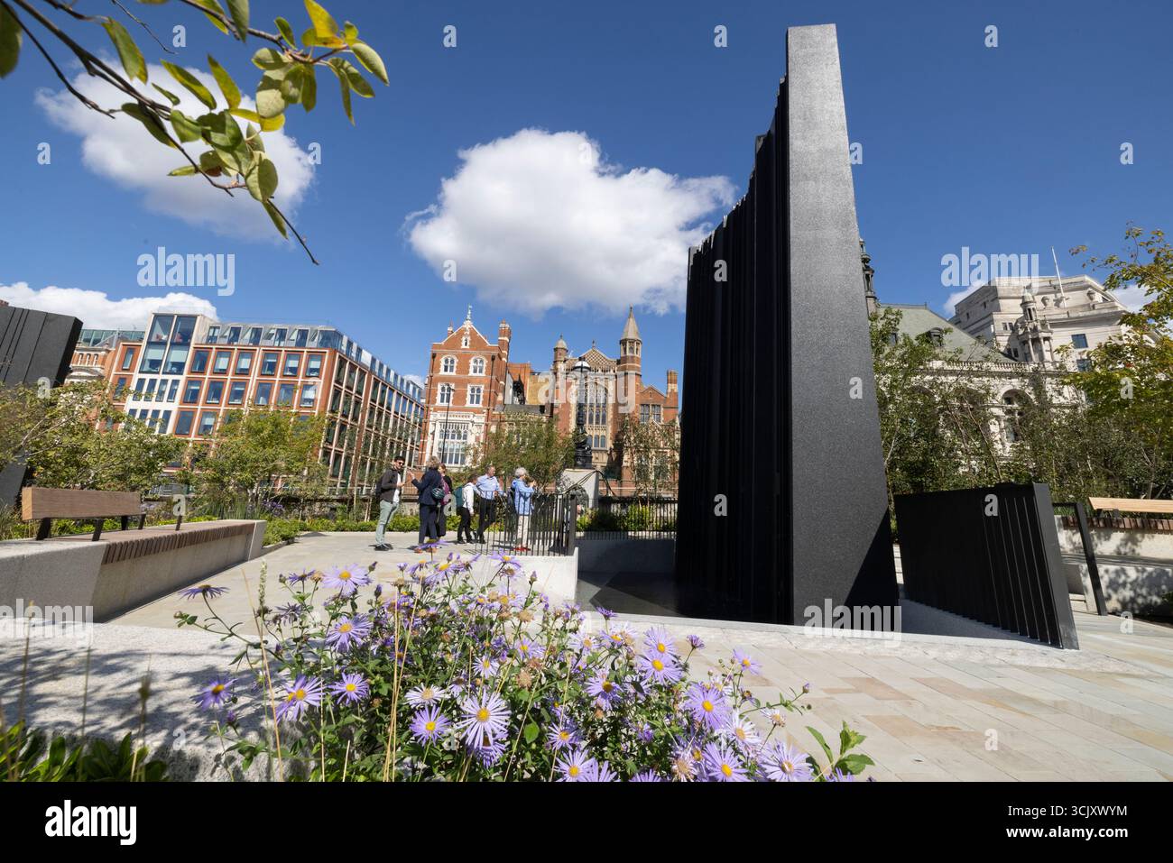 Bazalgette Embankment, place flottante de 1,5 hectares de terres récupérées dissimulant le « super égout » londonien de 4,6 milliards de livres sterling, à l'ouest de Blackfriars Bridge, dans le centre de Londres. Banque D'Images