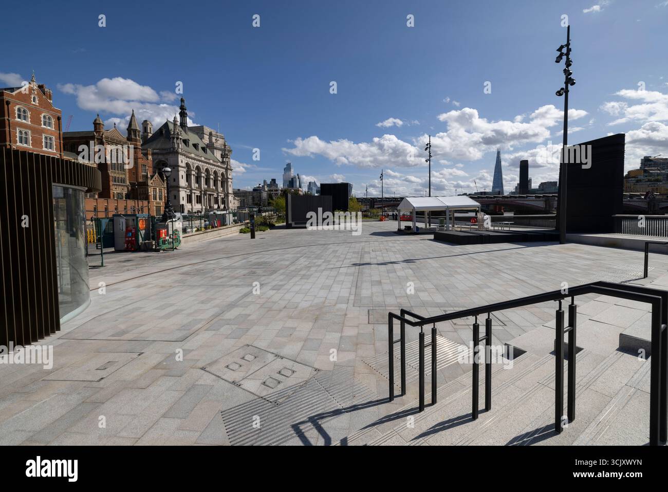Bazalgette Embankment, place flottante de 1,5 hectares de terres récupérées dissimulant le « super égout » londonien de 4,6 milliards de livres sterling, à l'ouest de Blackfriars Bridge, dans le centre de Londres. Banque D'Images