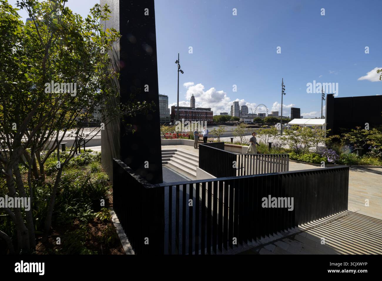 Bazalgette Embankment, place flottante de 1,5 hectares de terres récupérées dissimulant le « super égout » londonien de 4,6 milliards de livres sterling, à l'ouest de Blackfriars Bridge, dans le centre de Londres. Banque D'Images