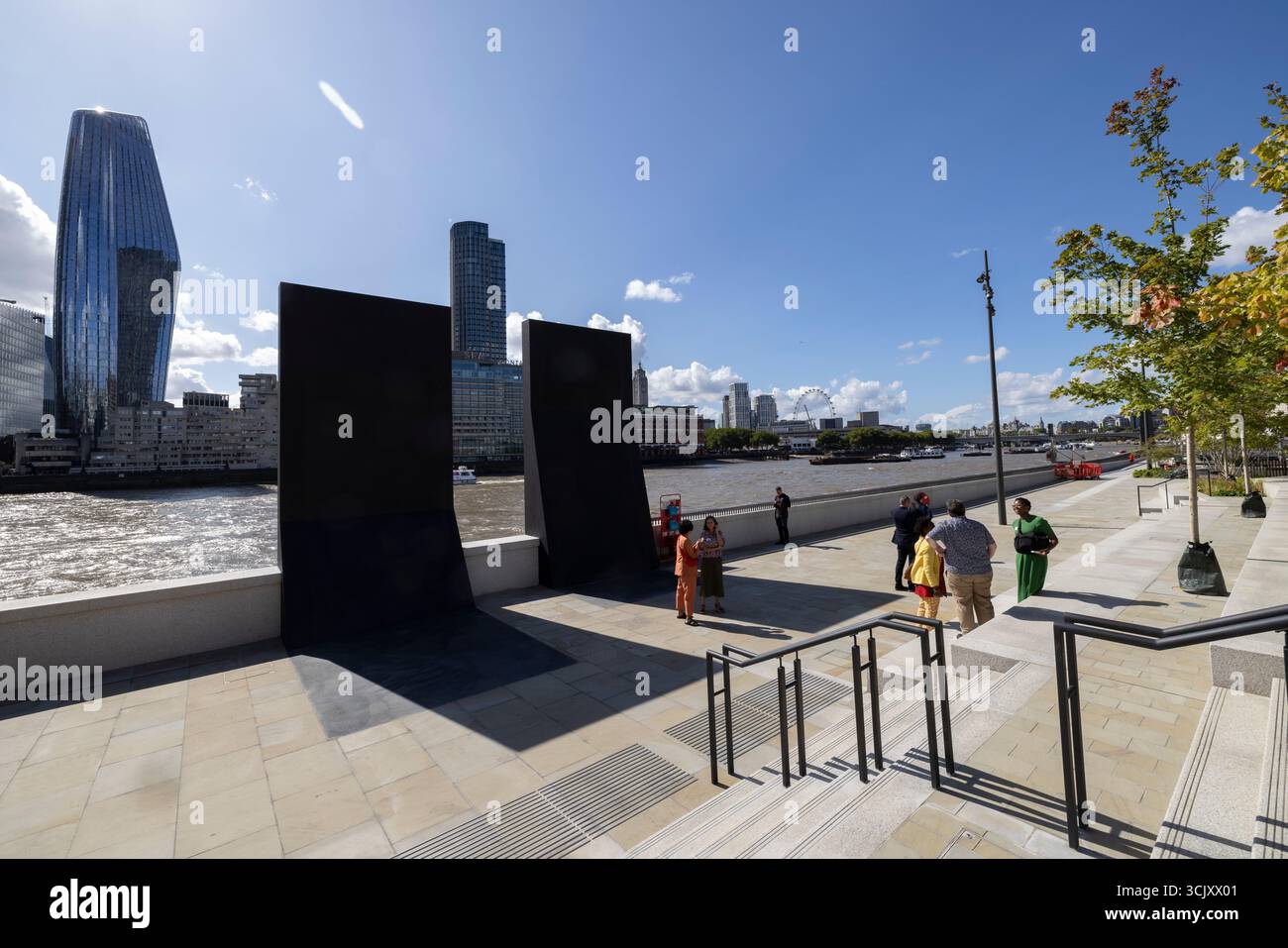 Bazalgette Embankment, place flottante de 1,5 hectares de terres récupérées dissimulant le « super égout » londonien de 4,6 milliards de livres sterling, à l'ouest de Blackfriars Bridge, dans le centre de Londres. Banque D'Images