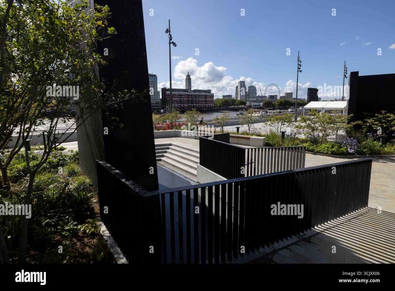 Bazalgette Embankment, place flottante de 1,5 hectares de terres récupérées dissimulant le « super égout » londonien de 4,6 milliards de livres sterling, à l'ouest de Blackfriars Bridge, dans le centre de Londres. Banque D'Images