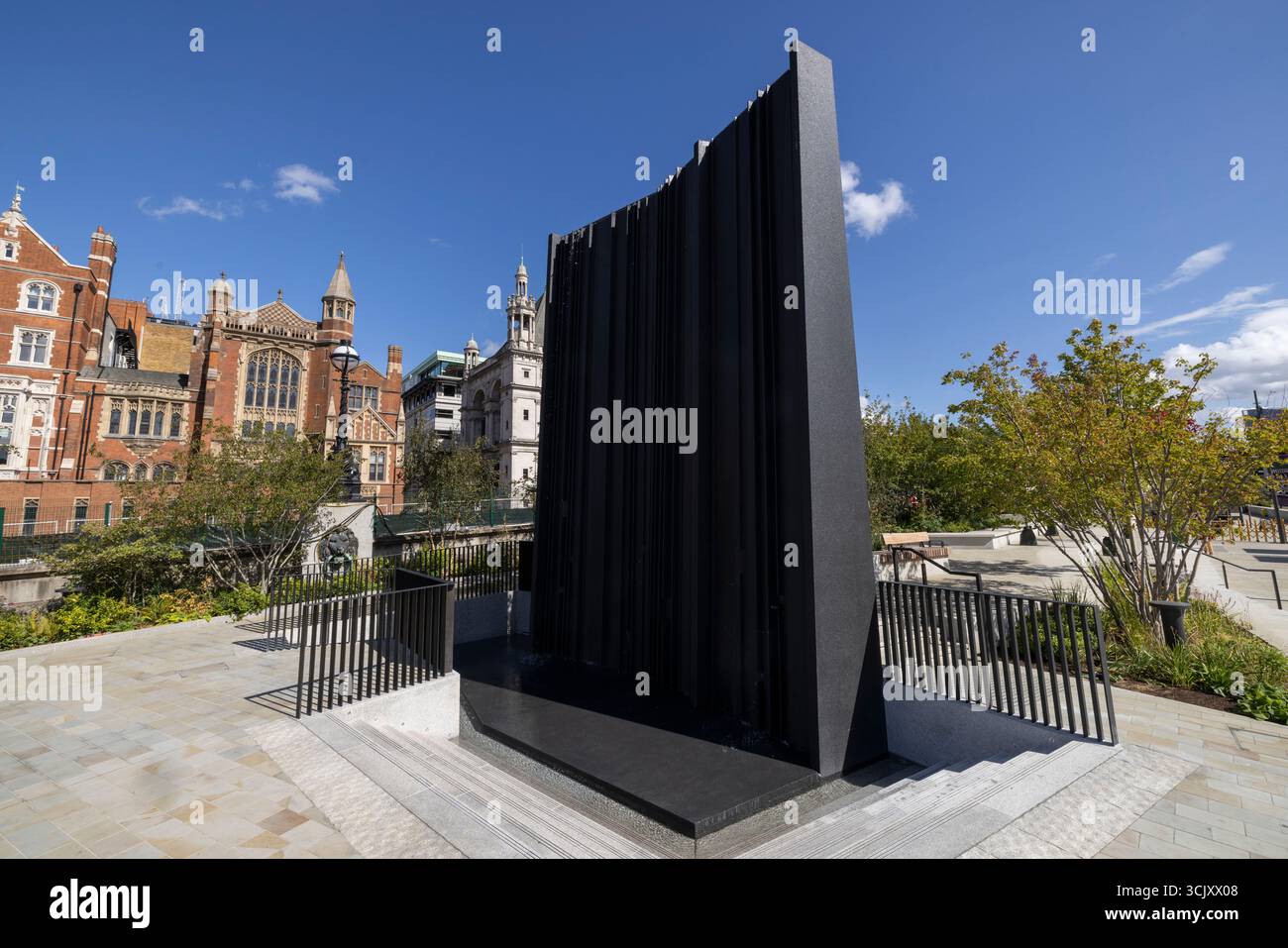 Bazalgette Embankment, place flottante de 1,5 hectares de terres récupérées dissimulant le « super égout » londonien de 4,6 milliards de livres sterling, à l'ouest de Blackfriars Bridge, dans le centre de Londres. Banque D'Images
