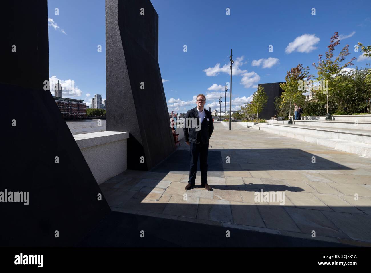 L'artiste glaswegien Nathan Coley sur Bazalgette Embankment, place flottante de 1,5 hectares de terres récupérées dissimulant le « super égout » londonien de 4,6 milliards de livres sterling, Londres, Royaume-Uni Banque D'Images