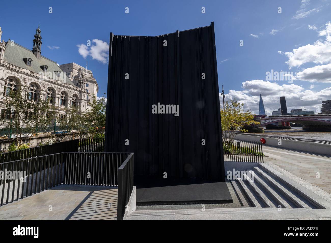 Bazalgette Embankment, place flottante de 1,5 hectares de terres récupérées dissimulant le « super égout » londonien de 4,6 milliards de livres sterling, à l'ouest de Blackfriars Bridge, dans le centre de Londres. Banque D'Images