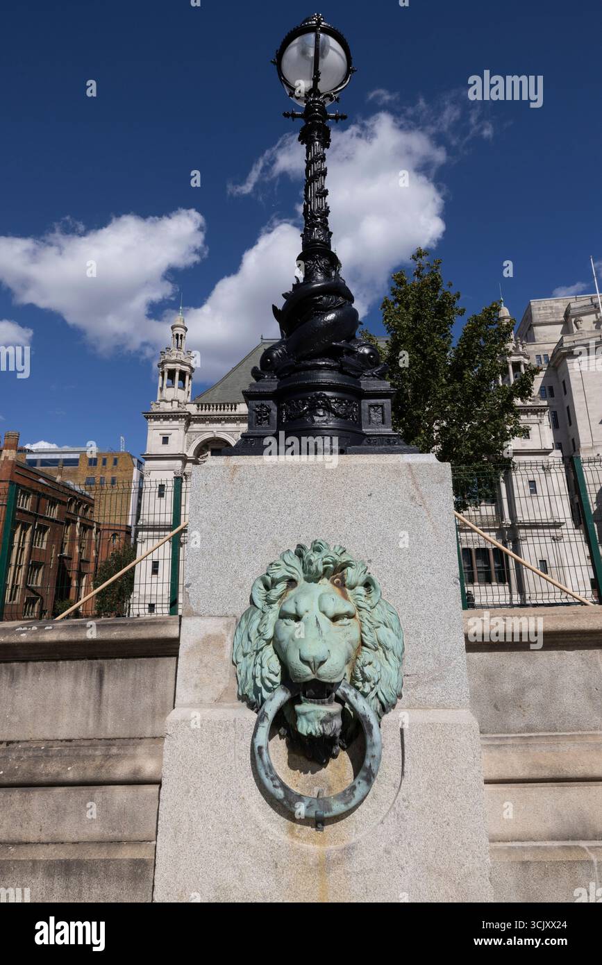 Bazalgette Embankment, place flottante de 1,5 hectares de terres récupérées dissimulant le « super égout » londonien de 4,6 milliards de livres sterling, à l'ouest de Blackfriars Bridge, dans le centre de Londres. Banque D'Images