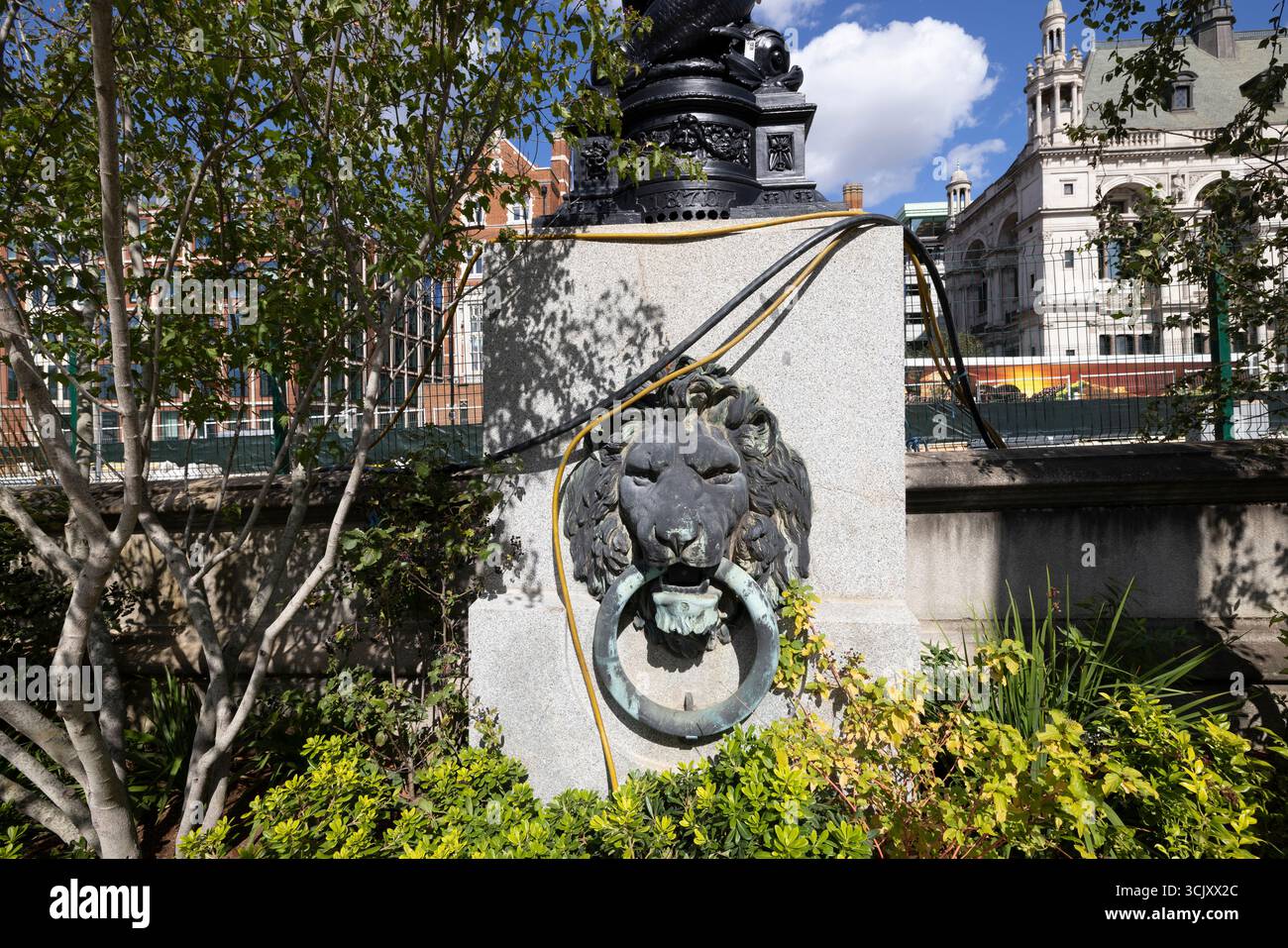 Bazalgette Embankment, place flottante de 1,5 hectares de terres récupérées dissimulant le « super égout » londonien de 4,6 milliards de livres sterling, à l'ouest de Blackfriars Bridge, dans le centre de Londres. Banque D'Images
