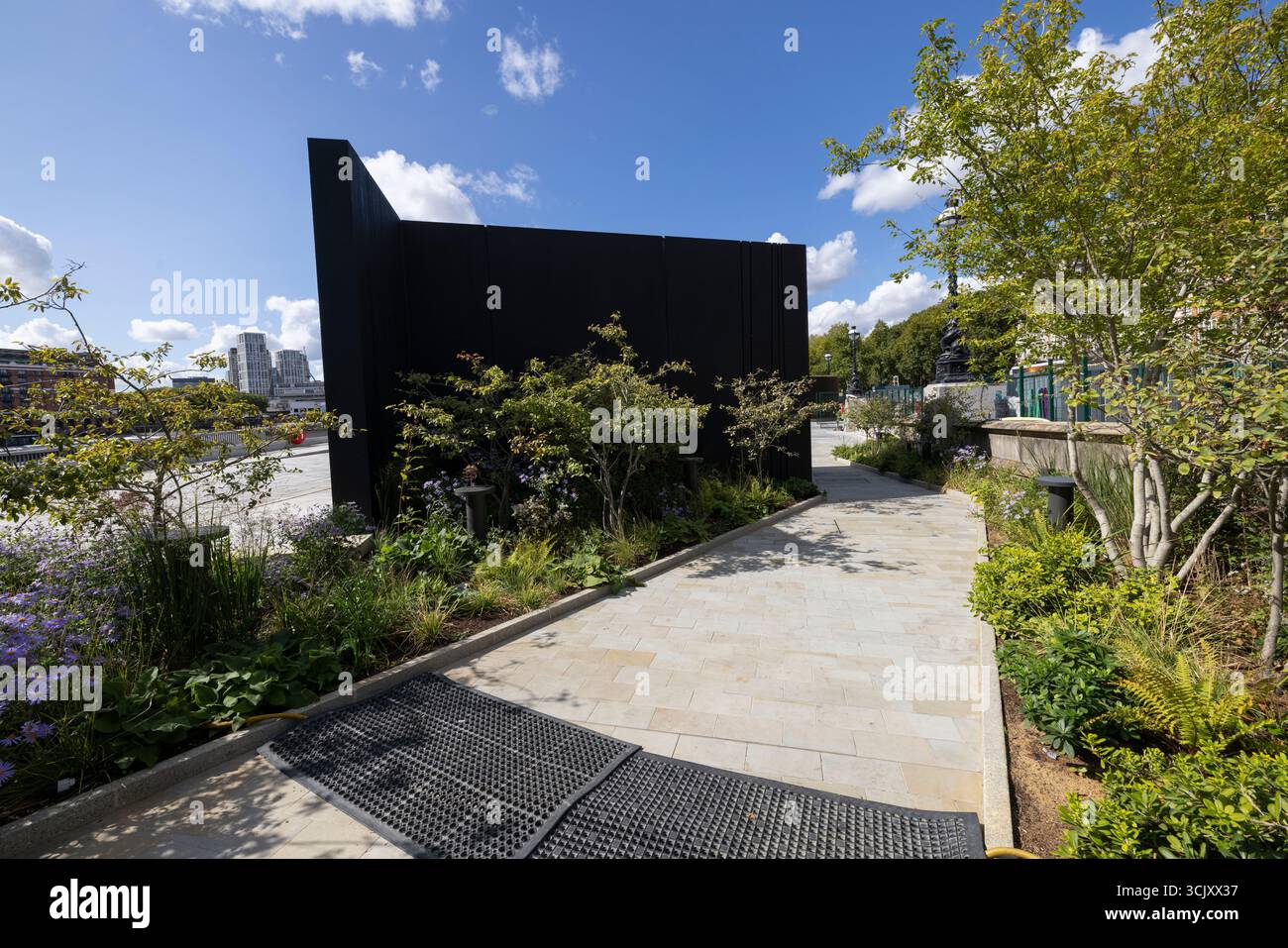 Bazalgette Embankment, place flottante de 1,5 hectares de terres récupérées dissimulant le « super égout » londonien de 4,6 milliards de livres sterling, à l'ouest de Blackfriars Bridge, dans le centre de Londres. Banque D'Images