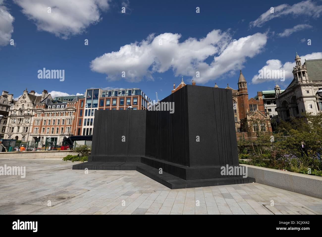 Bazalgette Embankment, place flottante de 1,5 hectares de terres récupérées dissimulant le « super égout » londonien de 4,6 milliards de livres sterling, à l'ouest de Blackfriars Bridge, dans le centre de Londres. Banque D'Images