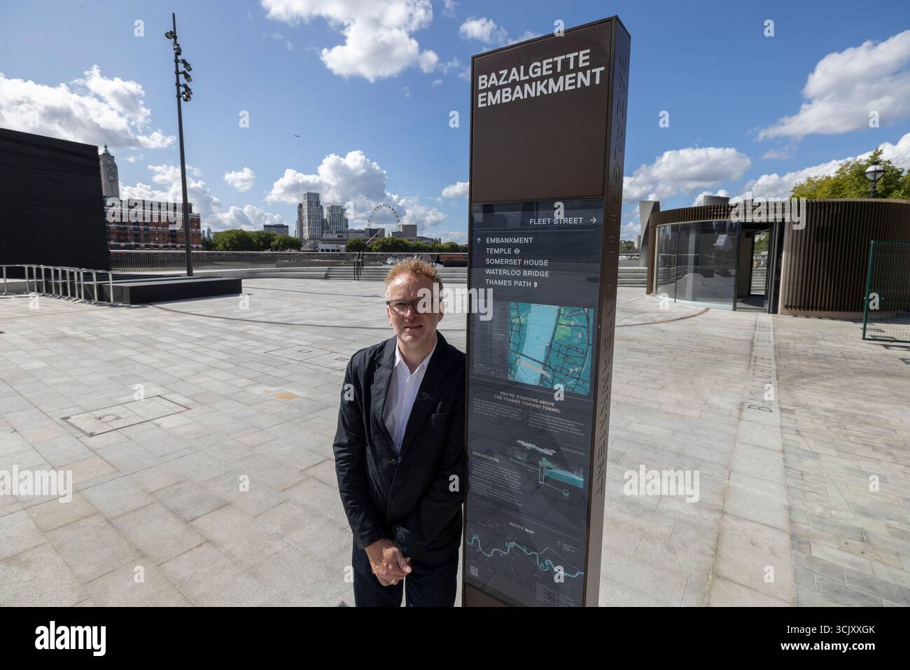 L'artiste glaswegien Nathan Coley sur Bazalgette Embankment, place flottante de 1,5 hectares de terres récupérées dissimulant le « super égout » londonien de 4,6 milliards de livres sterling, Londres, Royaume-Uni Banque D'Images