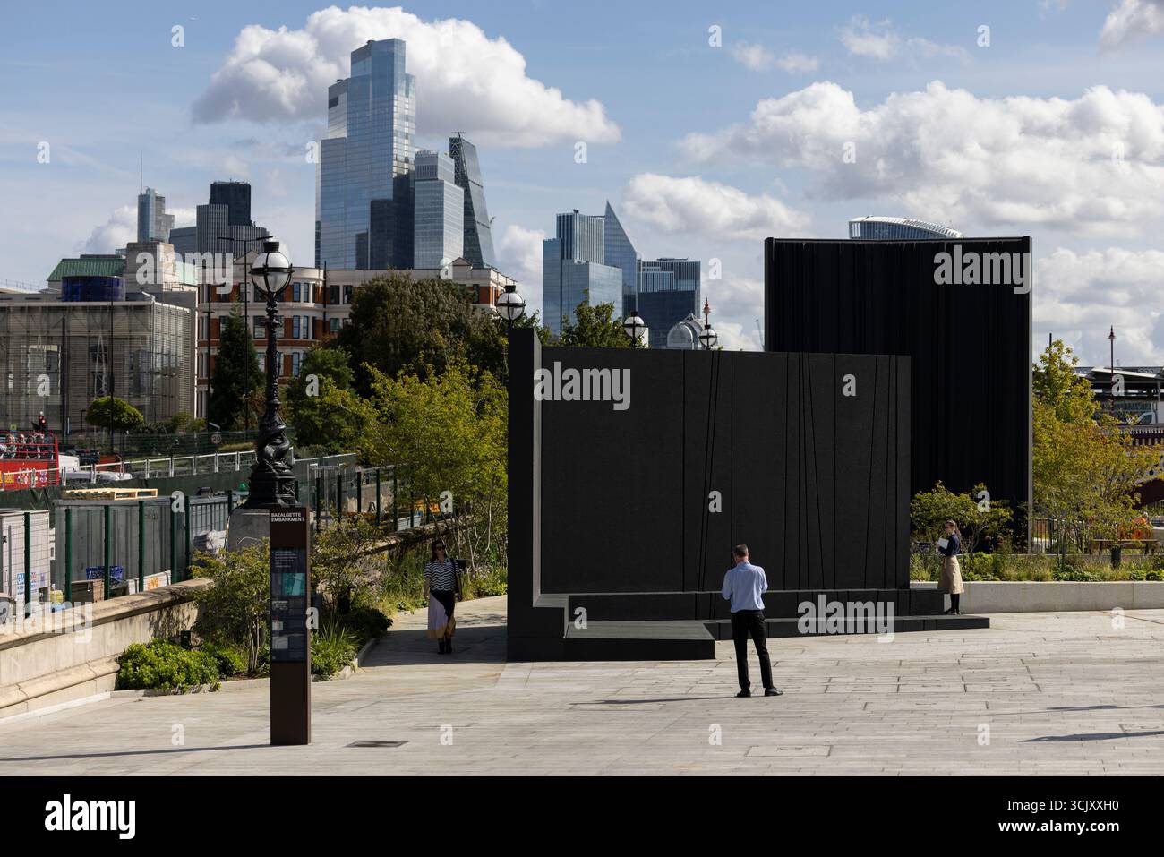 Bazalgette Embankment, place flottante de 1,5 hectares de terres récupérées dissimulant le « super égout » londonien de 4,6 milliards de livres sterling, à l'ouest de Blackfriars Bridge, dans le centre de Londres. Banque D'Images