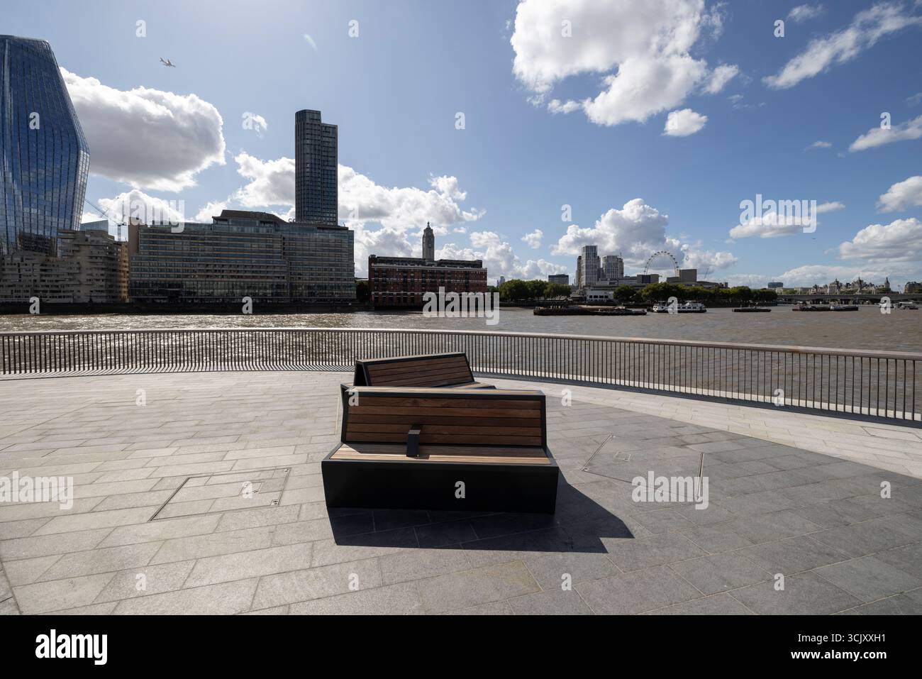 Bazalgette Embankment, place flottante de 1,5 hectares de terres récupérées dissimulant le « super égout » londonien de 4,6 milliards de livres sterling, à l'ouest de Blackfriars Bridge, dans le centre de Londres. Banque D'Images