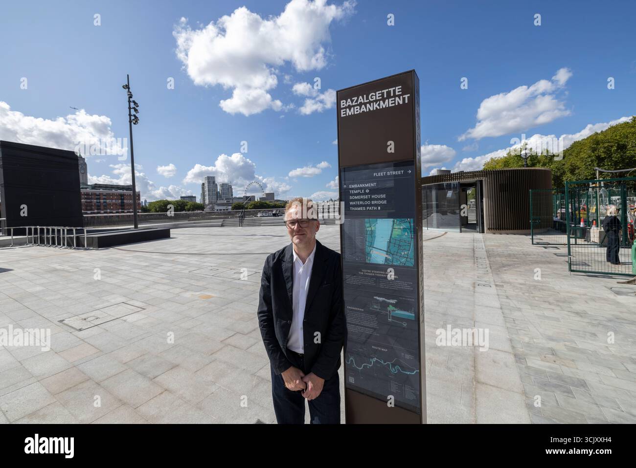 L'artiste glaswegien Nathan Coley sur Bazalgette Embankment, place flottante de 1,5 hectares de terres récupérées dissimulant le « super égout » londonien de 4,6 milliards de livres sterling, Londres, Royaume-Uni Banque D'Images