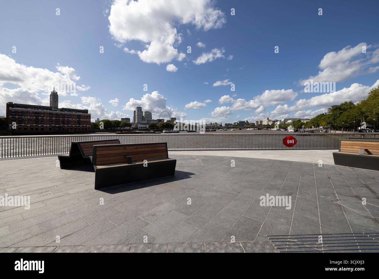 Bazalgette Embankment, place flottante de 1,5 hectares de terres récupérées dissimulant le « super égout » londonien de 4,6 milliards de livres sterling, à l'ouest de Blackfriars Bridge, dans le centre de Londres. Banque D'Images