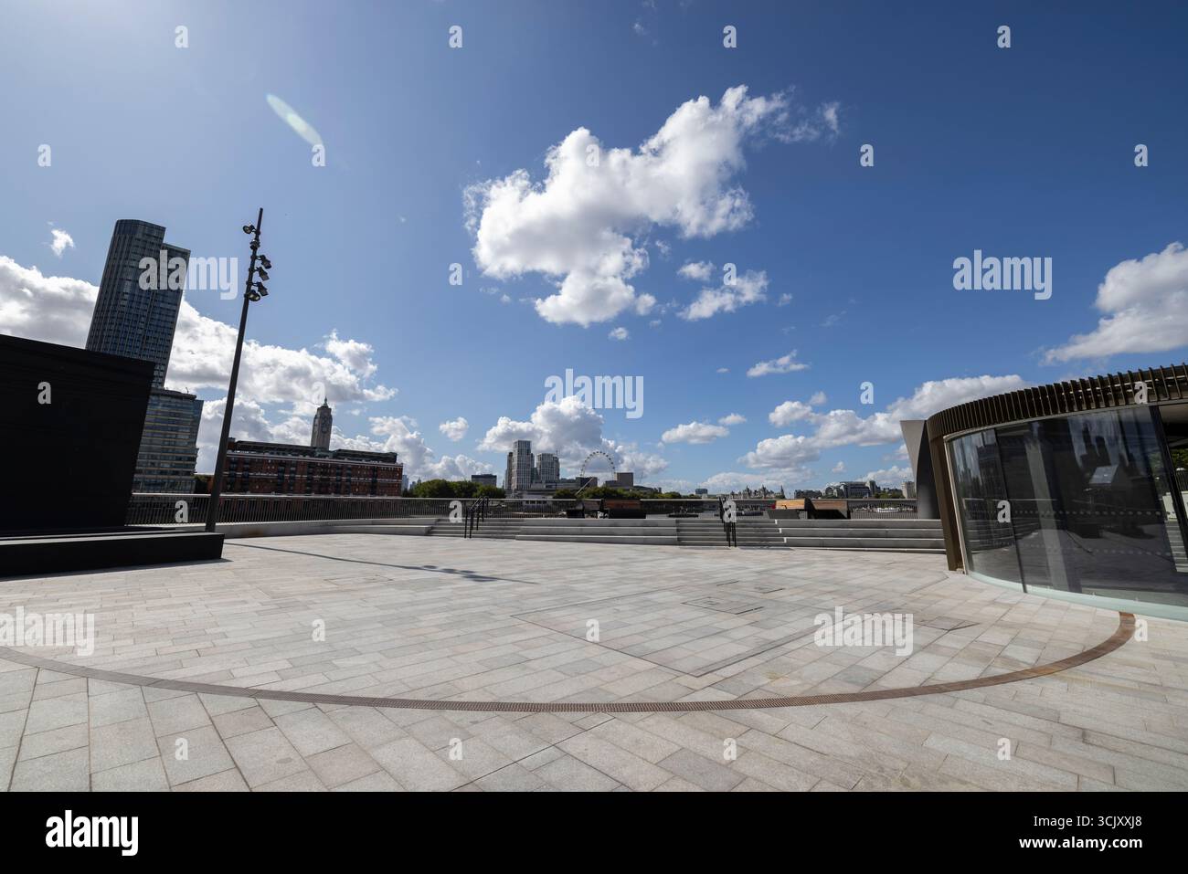 Bazalgette Embankment, place flottante de 1,5 hectares de terres récupérées dissimulant le « super égout » londonien de 4,6 milliards de livres sterling, à l'ouest de Blackfriars Bridge, dans le centre de Londres. Banque D'Images