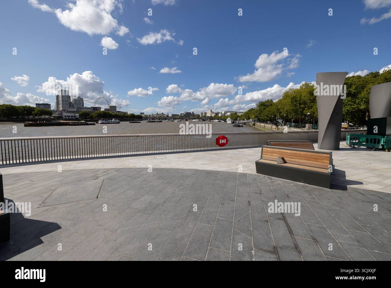 Bazalgette Embankment, place flottante de 1,5 hectares de terres récupérées dissimulant le « super égout » londonien de 4,6 milliards de livres sterling, à l'ouest de Blackfriars Bridge, dans le centre de Londres. Banque D'Images