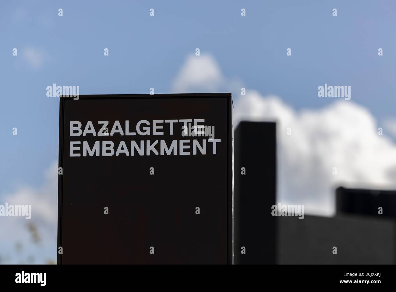 Bazalgette Embankment, place flottante de 1,5 hectares de terres récupérées dissimulant le « super égout » londonien de 4,6 milliards de livres sterling, à l'ouest de Blackfriars Bridge, dans le centre de Londres. Banque D'Images