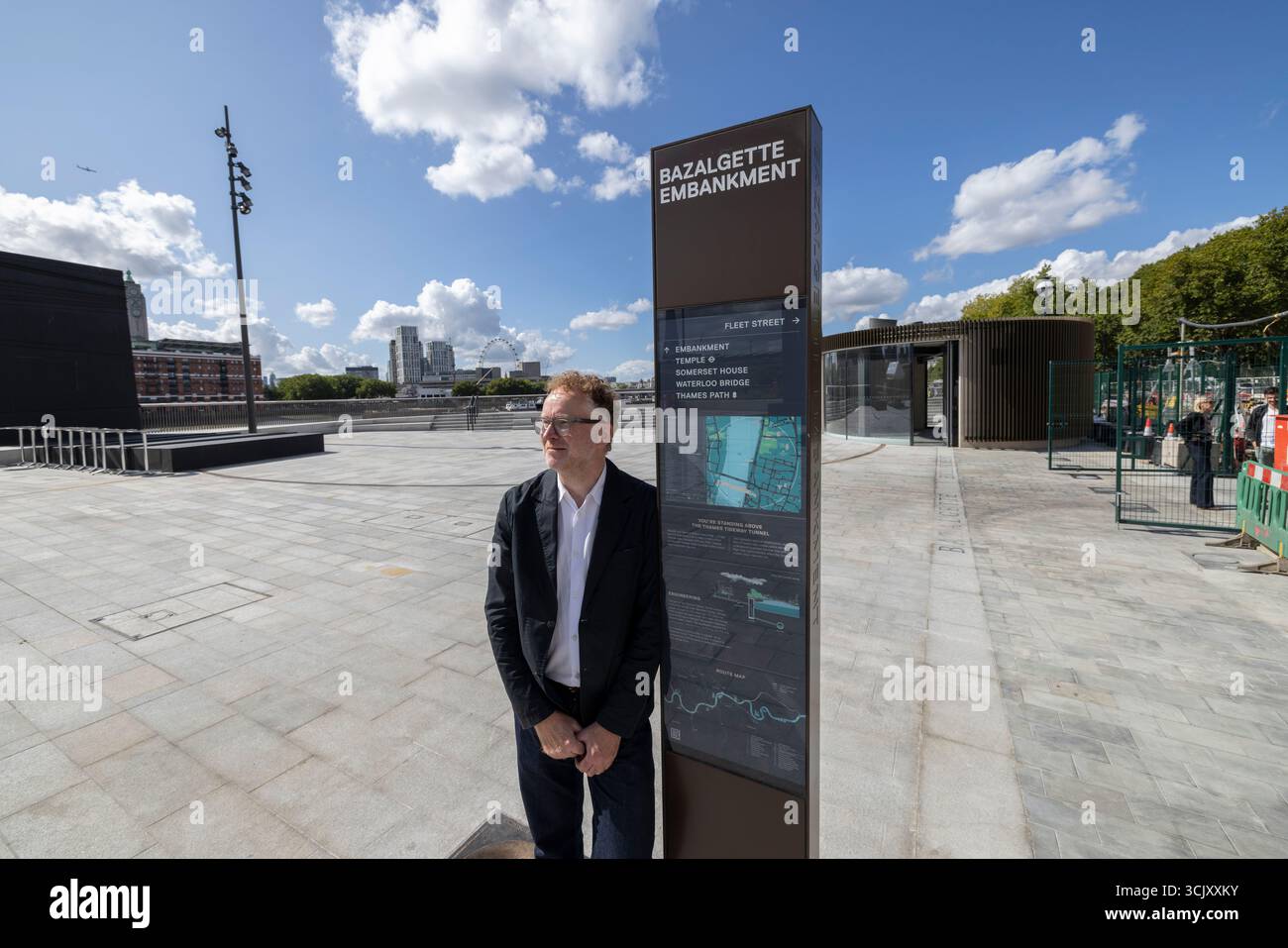 L'artiste glaswegien Nathan Coley sur Bazalgette Embankment, place flottante de 1,5 hectares de terres récupérées dissimulant le « super égout » londonien de 4,6 milliards de livres sterling, Londres, Royaume-Uni Banque D'Images