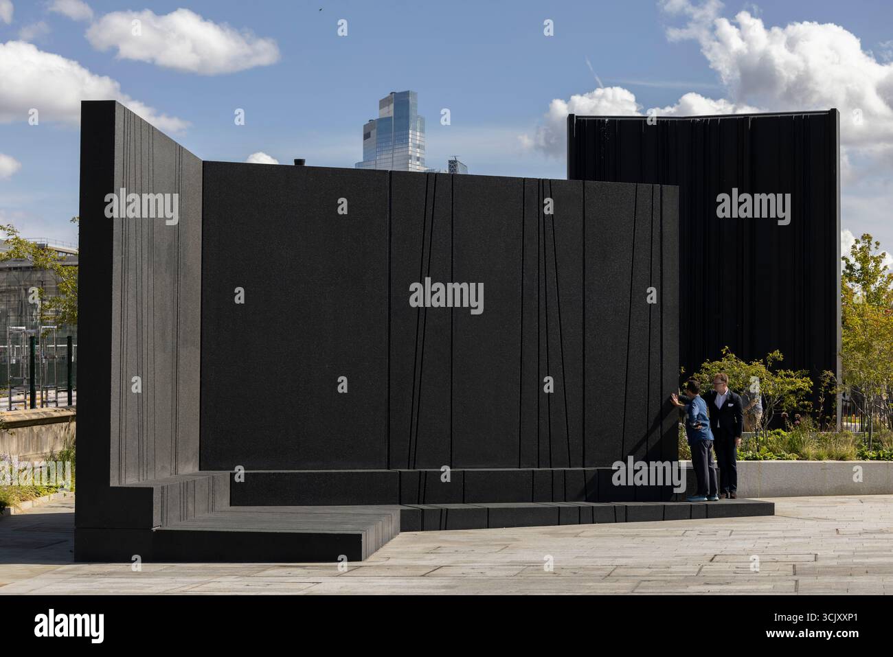 Bazalgette Embankment, place flottante de 1,5 hectares de terres récupérées dissimulant le « super égout » londonien de 4,6 milliards de livres sterling, à l'ouest de Blackfriars Bridge, dans le centre de Londres. Banque D'Images