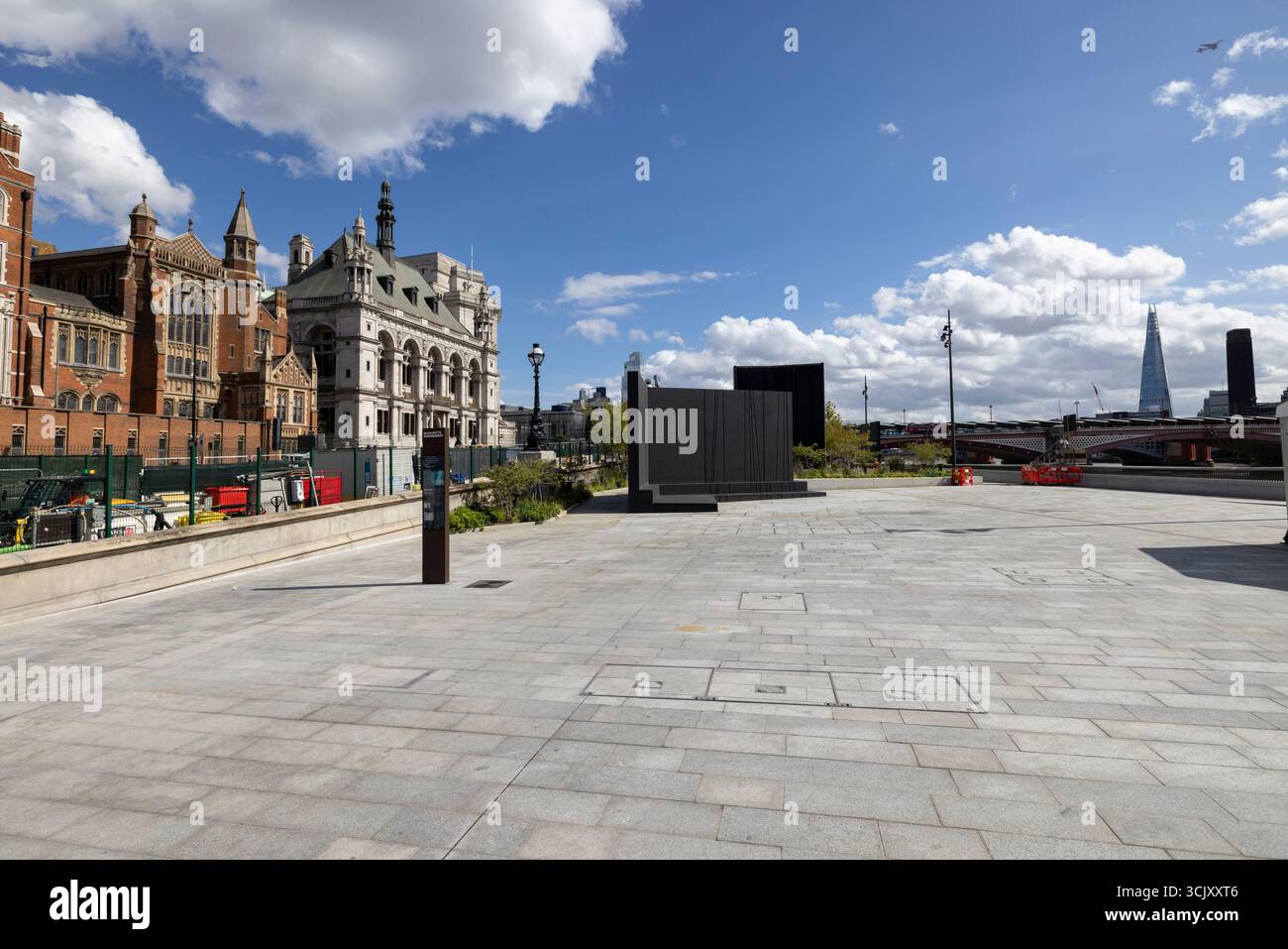 Bazalgette Embankment, place flottante de 1,5 hectares de terres récupérées dissimulant le « super égout » londonien de 4,6 milliards de livres sterling, à l'ouest de Blackfriars Bridge, dans le centre de Londres. Banque D'Images