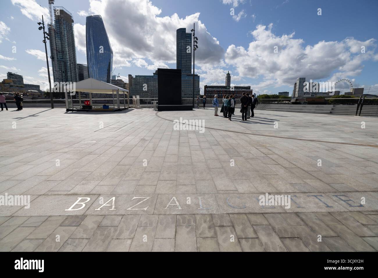Bazalgette Embankment, place flottante de 1,5 hectares de terres récupérées dissimulant le « super égout » londonien de 4,6 milliards de livres sterling, à l'ouest de Blackfriars Bridge, dans le centre de Londres. Banque D'Images