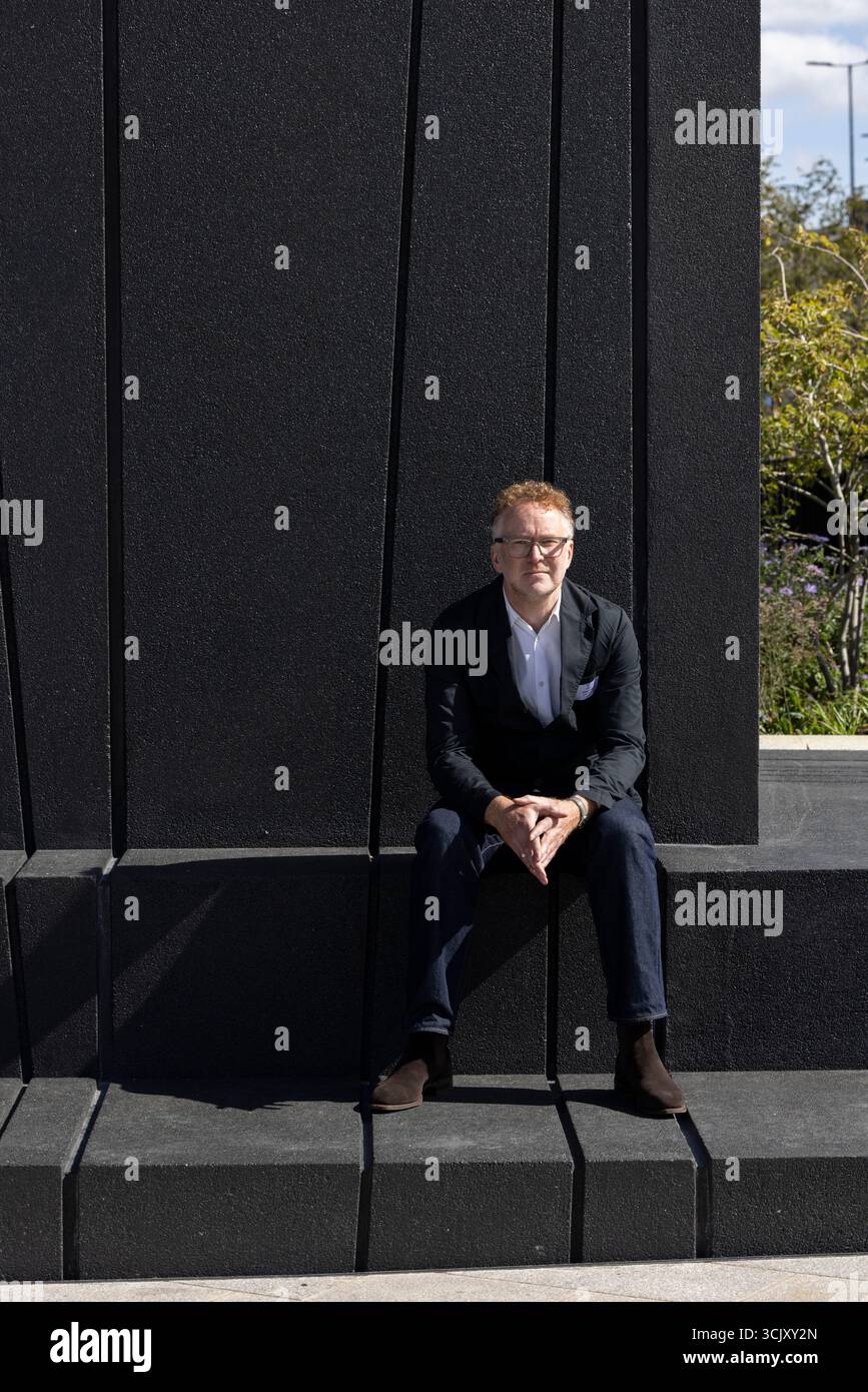 L'artiste glaswegien Nathan Coley sur Bazalgette Embankment, place flottante de 1,5 hectares de terres récupérées dissimulant le « super égout » londonien de 4,6 milliards de livres sterling, Londres, Royaume-Uni Banque D'Images