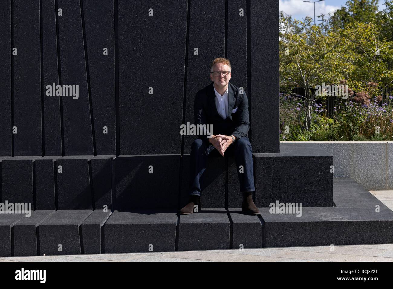 L'artiste glaswegien Nathan Coley sur Bazalgette Embankment, place flottante de 1,5 hectares de terres récupérées dissimulant le « super égout » londonien de 4,6 milliards de livres sterling, Londres, Royaume-Uni Banque D'Images