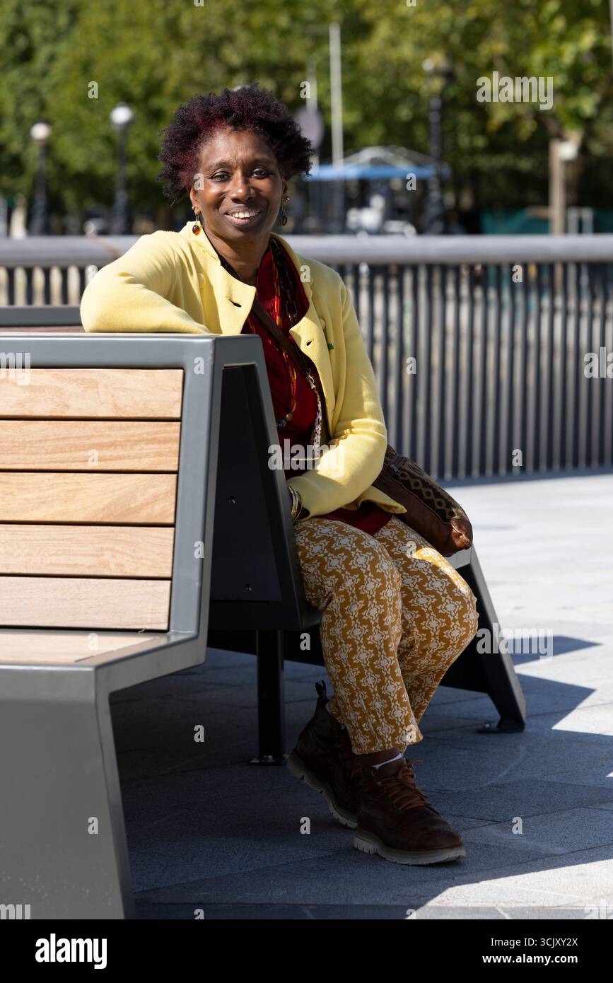 Dorothea Smartt a écrit de la poésie inscrite sur les colonnes de ventilation Bazalgette Embankment, place flottante de 1,5 acres cachant 4,6 milliards de livres sterling le « super égout » de Londres, Banque D'Images