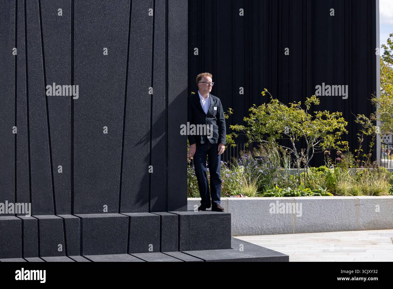 L'artiste glaswegien Nathan Coley sur Bazalgette Embankment, place flottante de 1,5 hectares de terres récupérées dissimulant le « super égout » londonien de 4,6 milliards de livres sterling, Londres, Royaume-Uni Banque D'Images