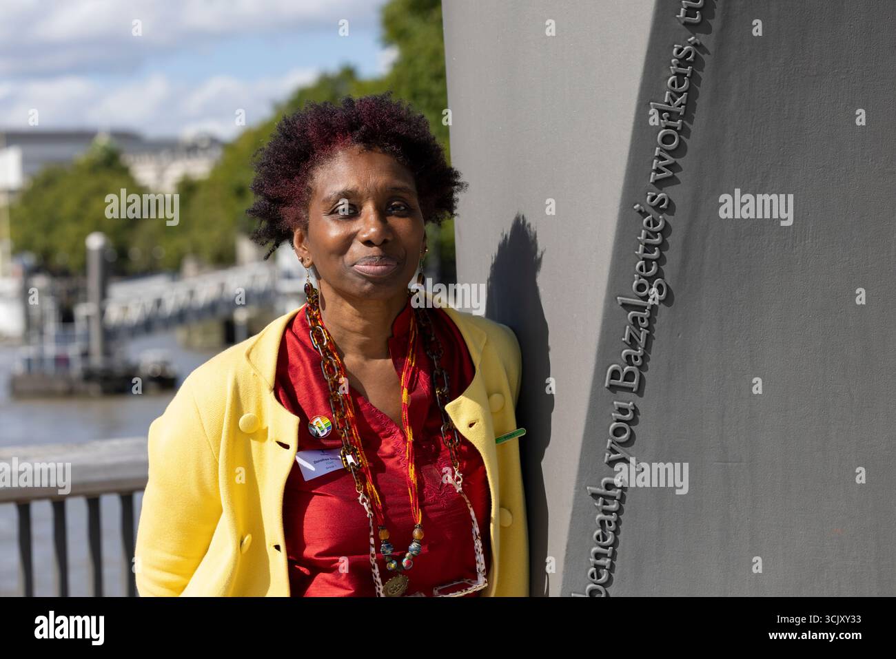 Dorothea Smartt a écrit de la poésie inscrite sur les colonnes de ventilation Bazalgette Embankment, place flottante de 1,5 acres cachant 4,6 milliards de livres sterling le « super égout » de Londres, Banque D'Images