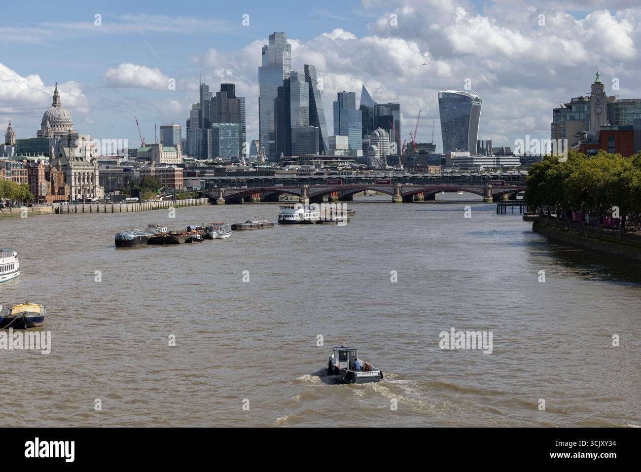 Bazalgette Embankment, place flottante de 1,5 hectares de terres récupérées dissimulant le « super égout » londonien de 4,6 milliards de livres sterling, à l'ouest de Blackfriars Bridge, dans le centre de Londres. Banque D'Images