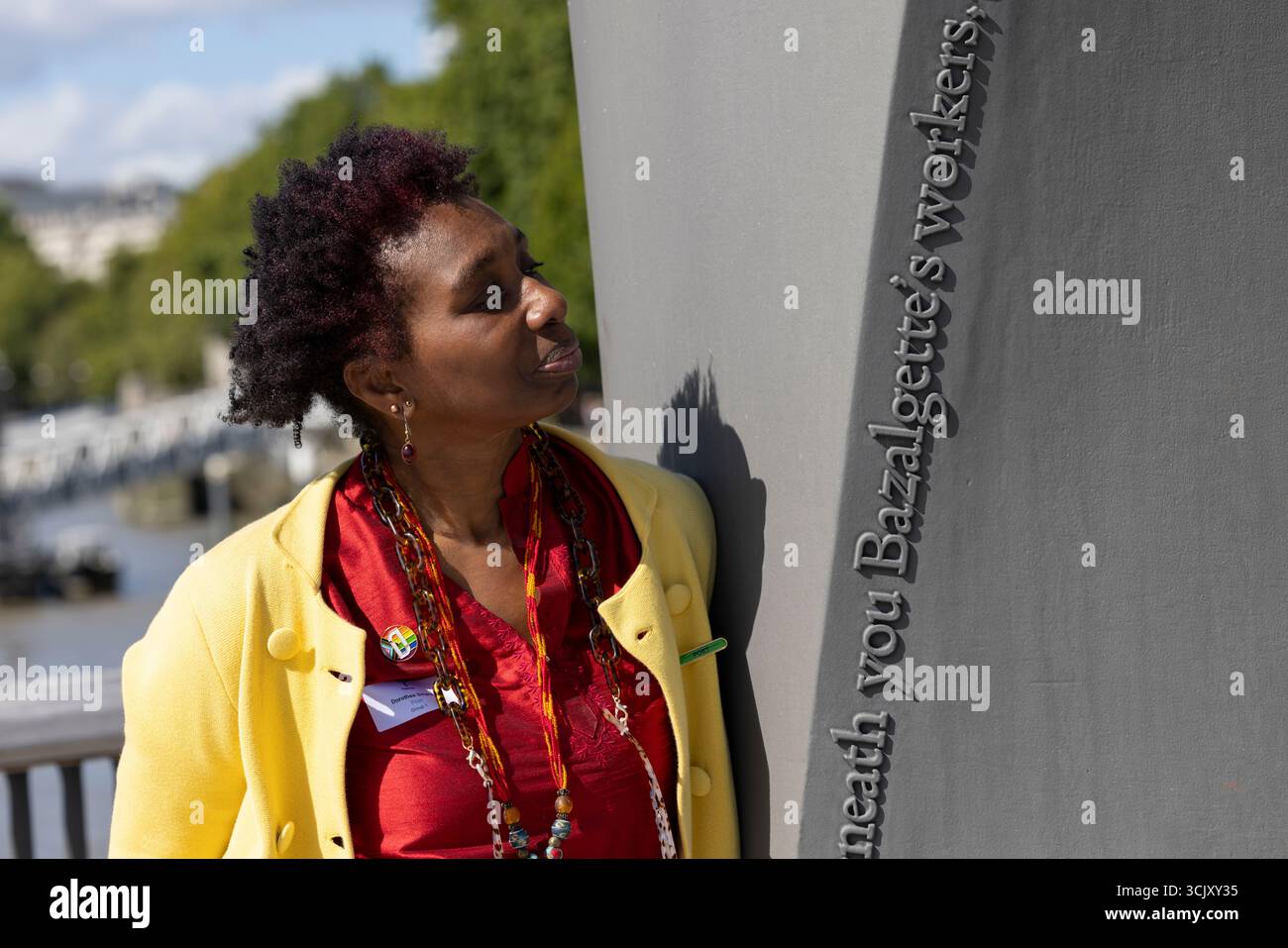 Dorothea Smartt a écrit de la poésie inscrite sur les colonnes de ventilation Bazalgette Embankment, place flottante de 1,5 acres cachant 4,6 milliards de livres sterling le « super égout » de Londres, Banque D'Images