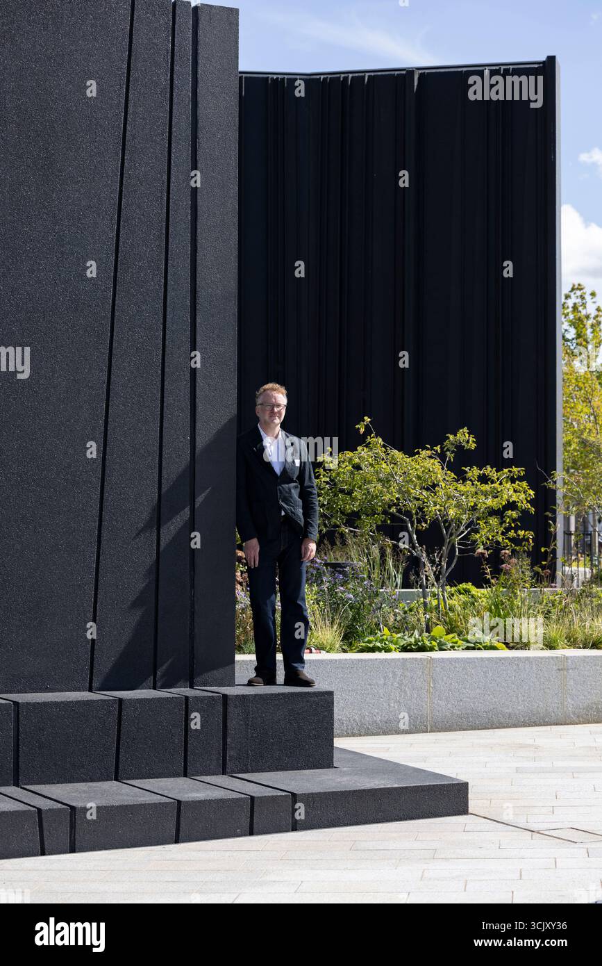L'artiste glaswegien Nathan Coley sur Bazalgette Embankment, place flottante de 1,5 hectares de terres récupérées dissimulant le « super égout » londonien de 4,6 milliards de livres sterling, Londres, Royaume-Uni Banque D'Images