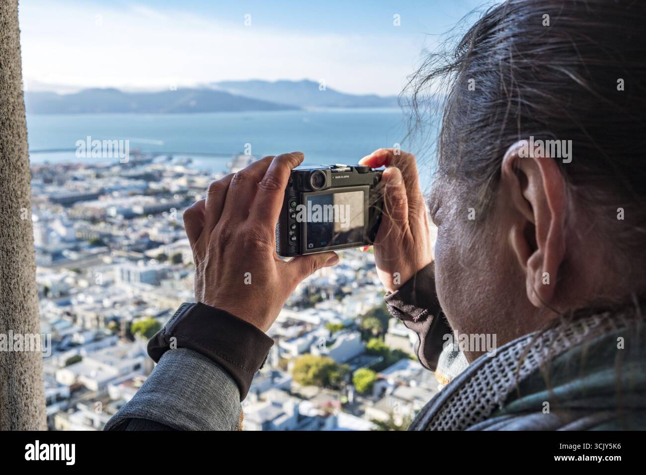 Femme photographiée au-dessus de San Francisco, San Francisco, Californie, USA Banque D'Images