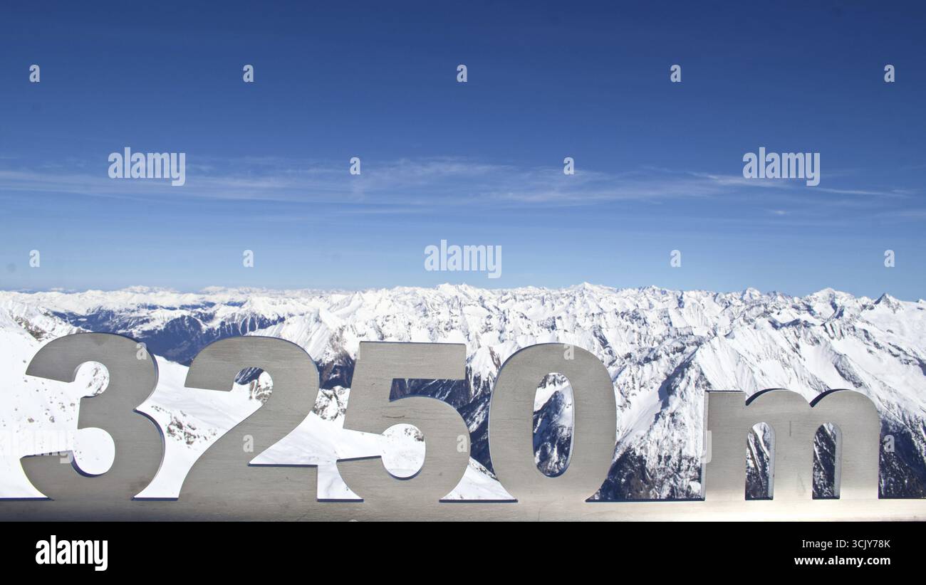 Vue depuis le glacier Hintertux, avec le panneau indiquant son altitude, Tuxertal, Tyrol, Autriche Banque D'Images