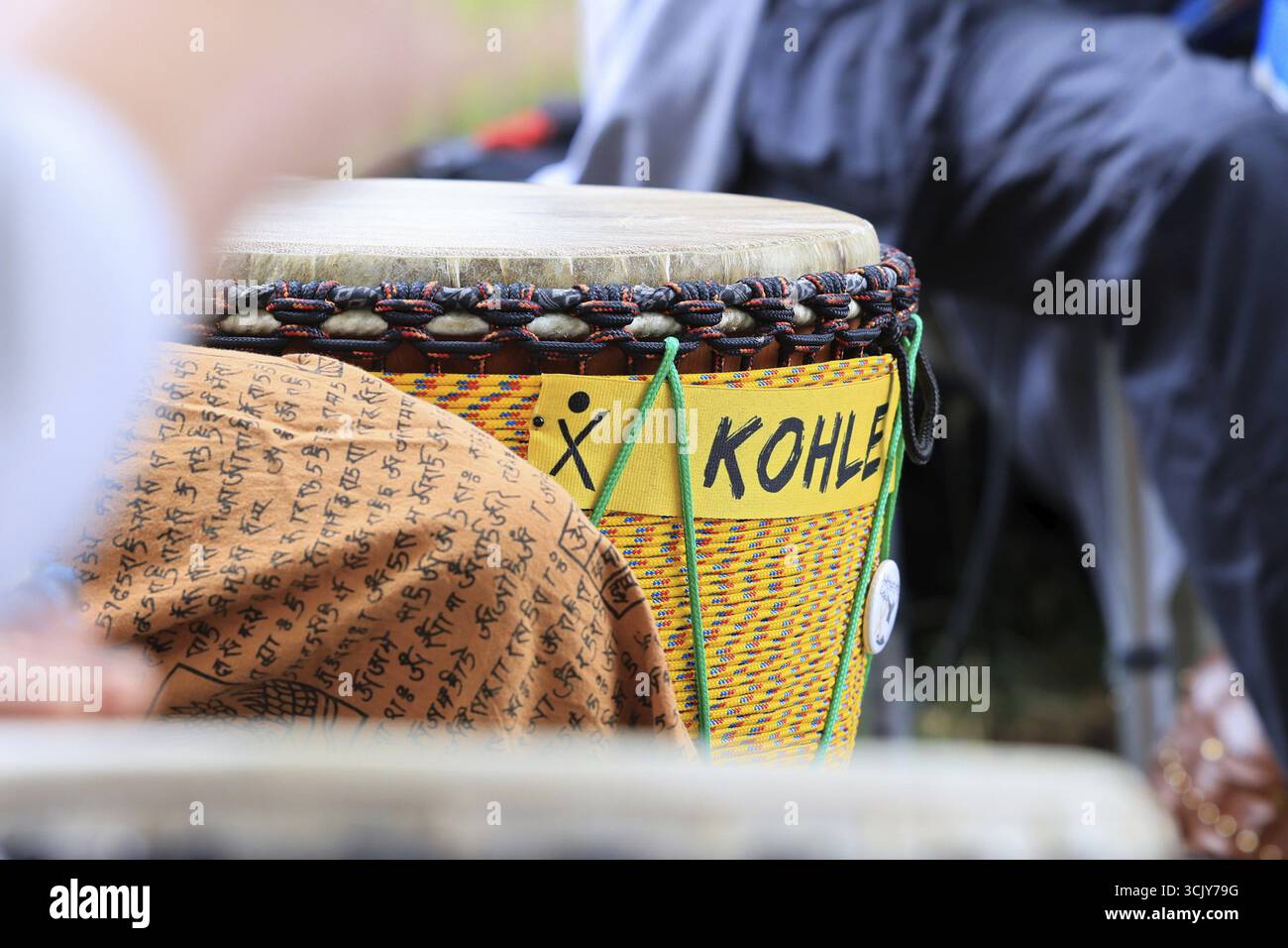 Bingo Drumming dans un cercle de groupe, Bielefeld, Allemagne Banque D'Images