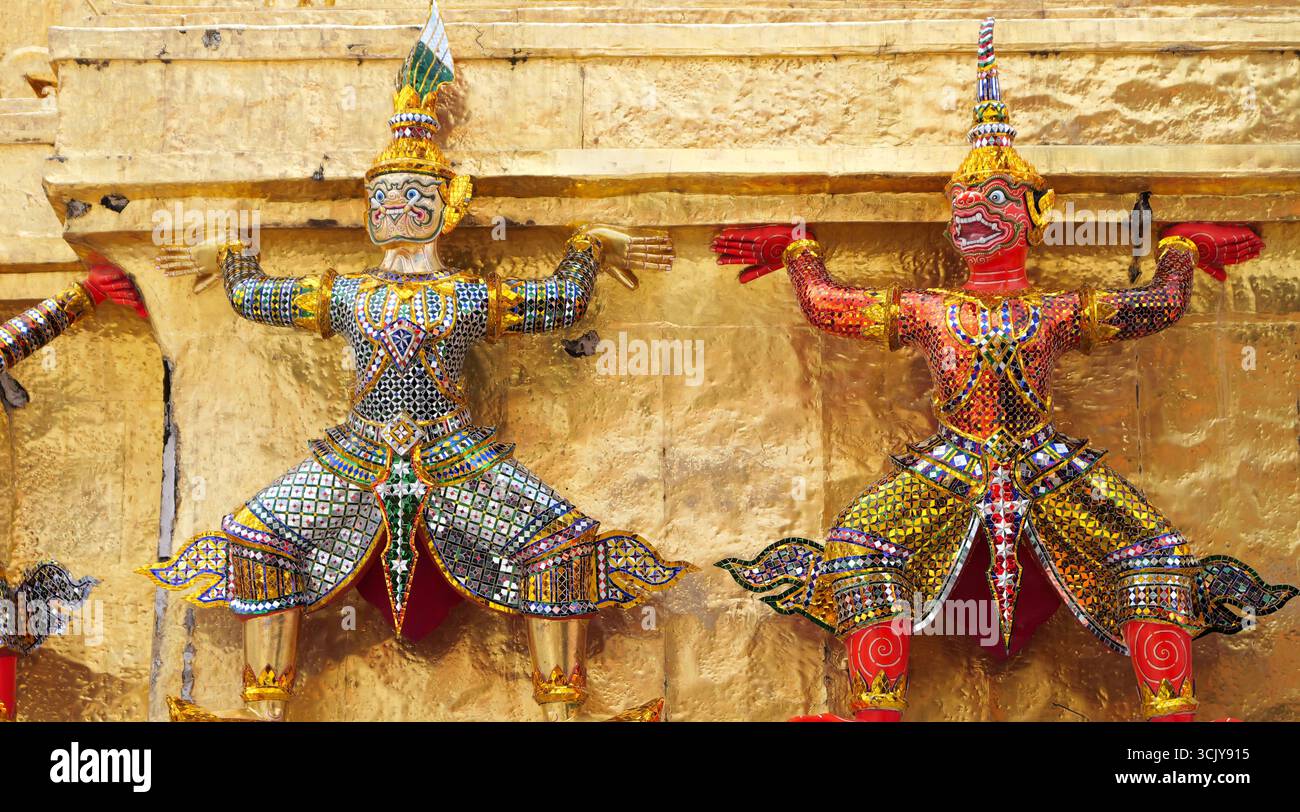 Gros plan d'un gardien statues décorations dans un temple à Bangkok, Thaïlande Banque D'Images