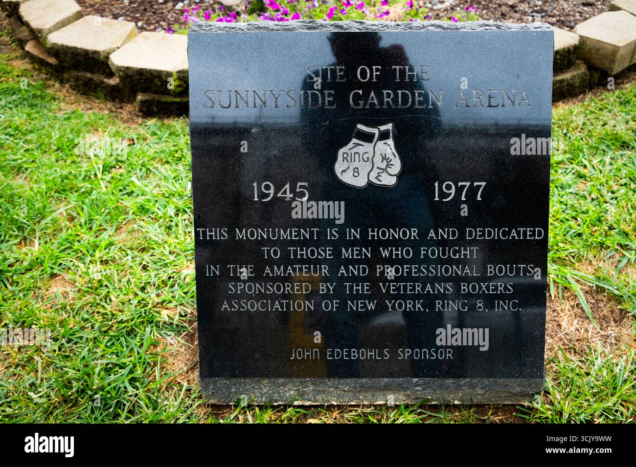 Un monument sur le site de la Sunnyside Garden Arena, un lieu de boxe et de lutte sur Queens Blvd. Il a été démoli en 1977. Banque D'Images