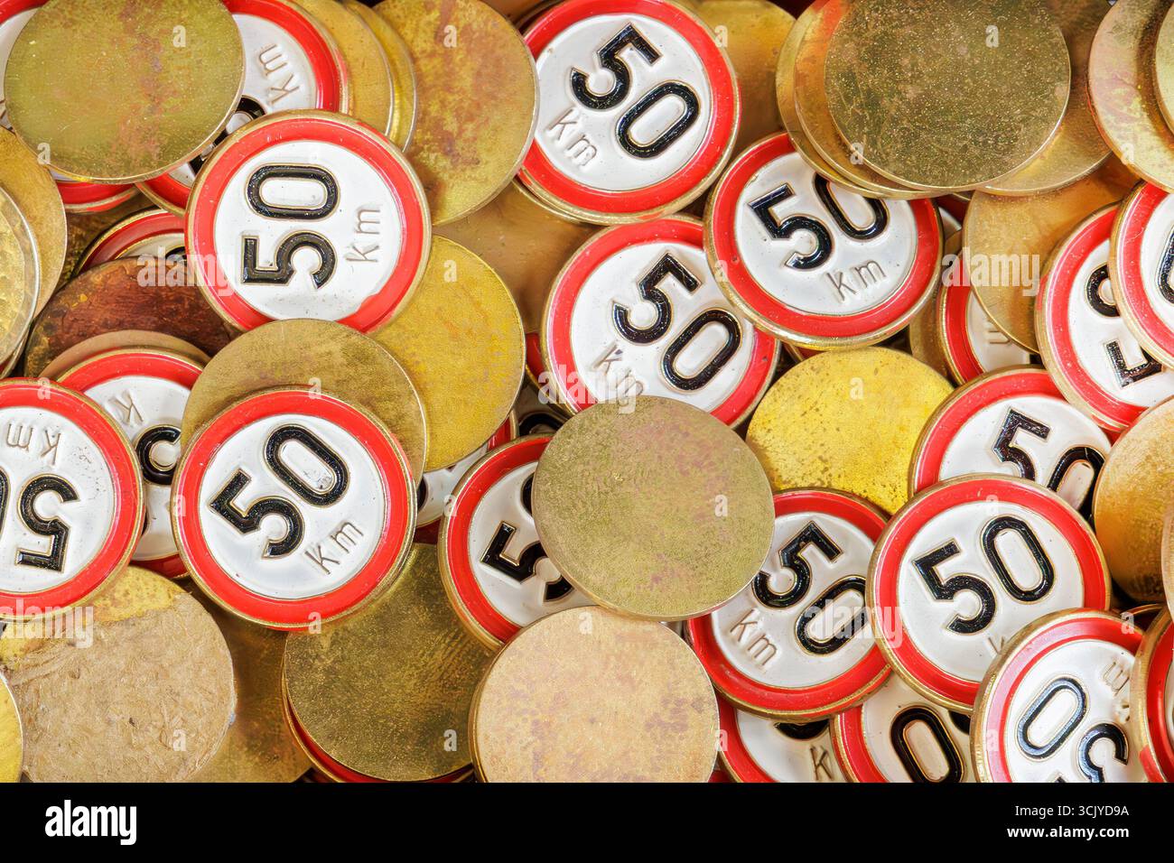 Panneaux de signalisation routière vintage jouet avec une vitesse maximale de cinquante kilomètres par heure Banque D'Images