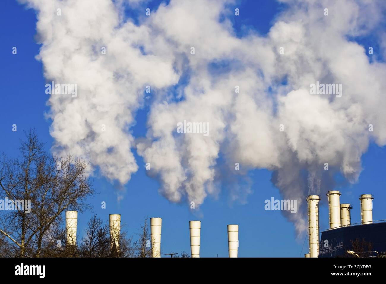 Usine avec cheminées et de la fumée blanche, Moscou Banque D'Images
